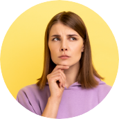 Frau mit einem nachdenklichen Gesichtsausdruck